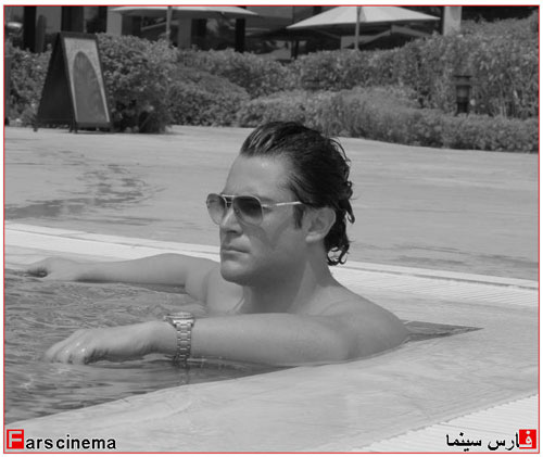 mohammadrezagolzar01 محمدرضا گلزار در استخر منزلش در حال شنا/عکس