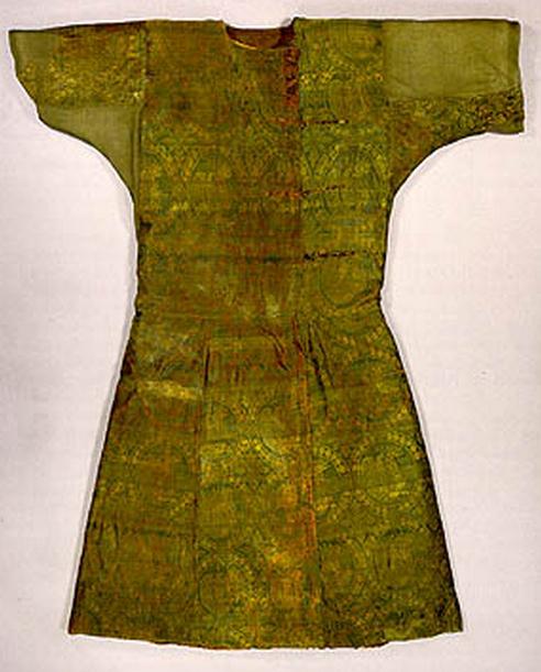 لباس 1200 ساله ی ابریشمی با نقش سیمرغ ساسانی