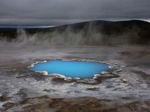 یکی دیگر از مکان های دیدنی آیسلند. یک دریاچه آب گرم  غنی از سیلیس در مرکز ناکجاآباد. 