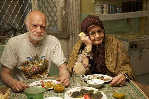 اکبر عبدی در نقش یک مادر سالخورده