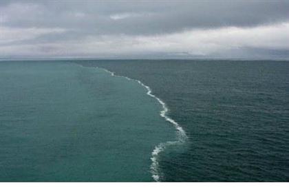 این همان دریای عجیبی است که در قرآن آمده است!! + عکس