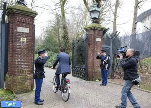 نخست وزیر هلند در حال رفتن به سر کار 