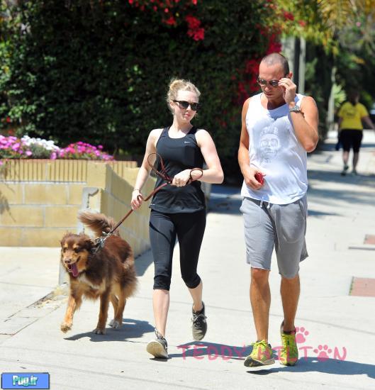 Amanda Seyfried در حال پیاده روی با سگش 