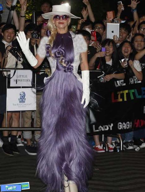لی دی گاگا با لباس عجیب غریبش در هنگ کنگ+عکس