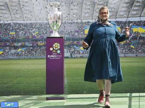 عکس یادگاری پیرزن اوکراینی با جام باشگاههای اروپا
