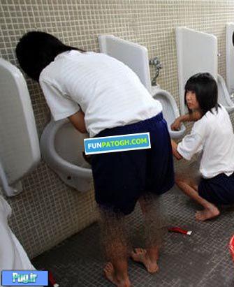 دانش آموزان مدرسه دخترانه مشغول شستن توالت به اجبار+عکس