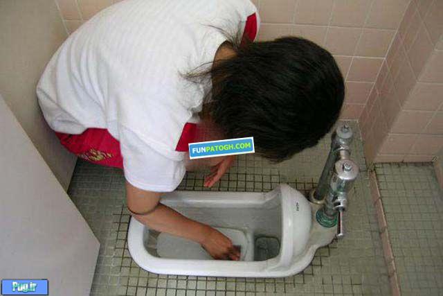 دانش آموزان مدرسه دخترانه مشغول شستن توالت به اجبار+عکس