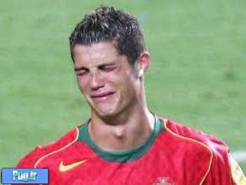 گریه رونالدو پس از حذف پرتغال در یورو ۲۰۰۴ / عکس 