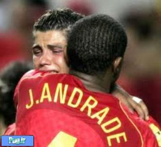 گریه رونالدو پس از حذف پرتغال در یورو ۲۰۰۴ / عکس 