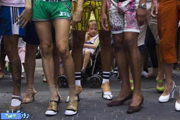 تصاویر جالب از مسابقه دو مردان با کفش پاشنه بلند زنانه 