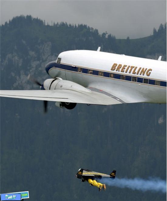 پرواز مرد جتی در کنار پرواز هواپیما +عکس