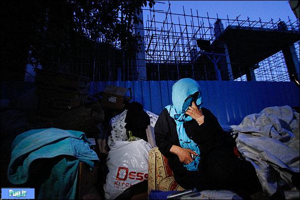 تصاویر: چادر نشینی یک خانواده تهرانی در پیاده رو 