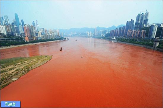 رودخانه ای که ناگهان قرمز شد/ عکس 