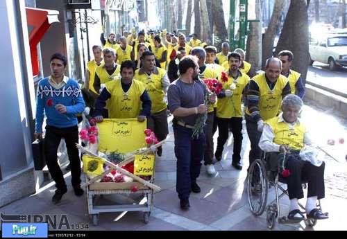 جمع آوری فیلترهای سیگار از خیابان های تهران