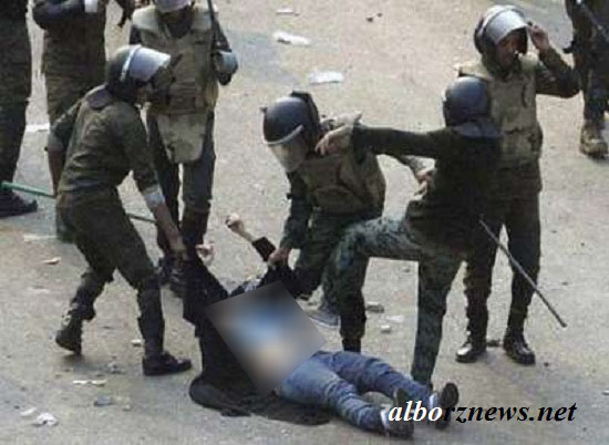 برهنه شدن زن مصری توسط پلیس / عکس