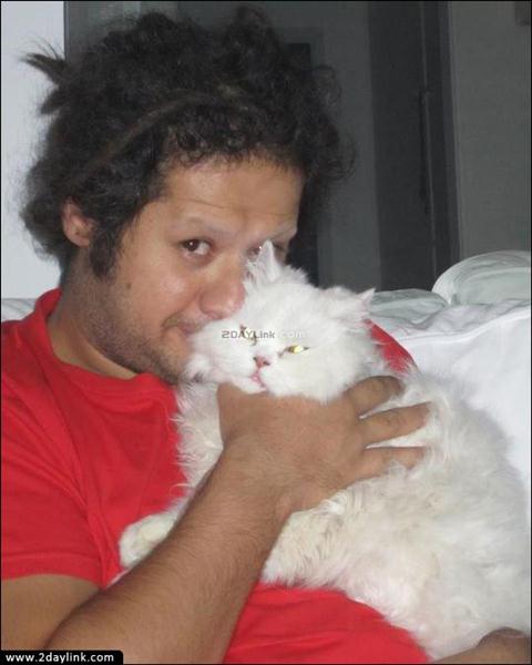 علی صادقی و گربه اش