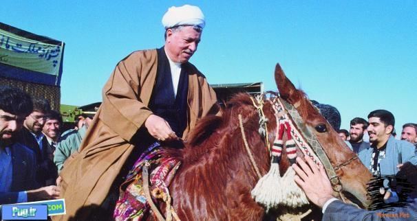 هاشمی رفسنجانی در حال اسب سواری